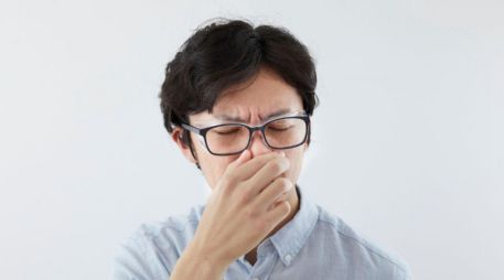 Aunque es un problema común, los malos olores en el baño pueden causar incomodidad al recibir visitas si no se eliminan de manera adecuada. CANVA