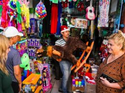 Tapatíos también aprovecharon su visita al Mercado Corona para comprar los productos para la cena de Navidad. EL INFORMADOR / A. Navarro