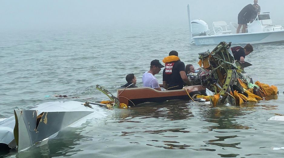 La Secretaría de Marina, a través de la Armada de México, confirmó el fallecimiento de seis de las ocho personas que viajaban el lunes en la aeronave de la Armada mexicana. AP