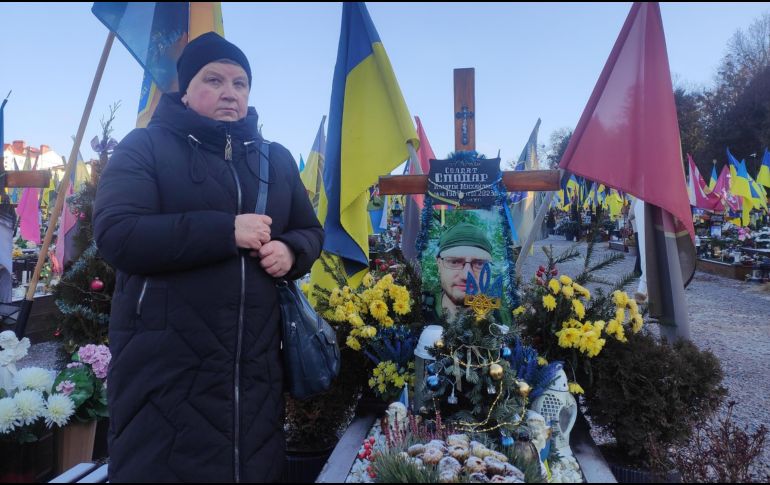 Muchas familias de Leópolis acudieron al cementerio militar, donde se interpretó un 