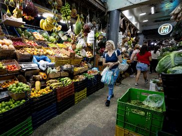 La mayoría de los clientes, indicó, pagan con tarjeta de débito los precios que ella fija en dólares, pero que cobra en bolívares a la tasa oficial del Banco Central de Venezuela (BCV).  EFE/ARCHIVO