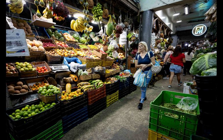 La mayoría de los clientes, indicó, pagan con tarjeta de débito los precios que ella fija en dólares, pero que cobra en bolívares a la tasa oficial del Banco Central de Venezuela (BCV).  EFE/ARCHIVO