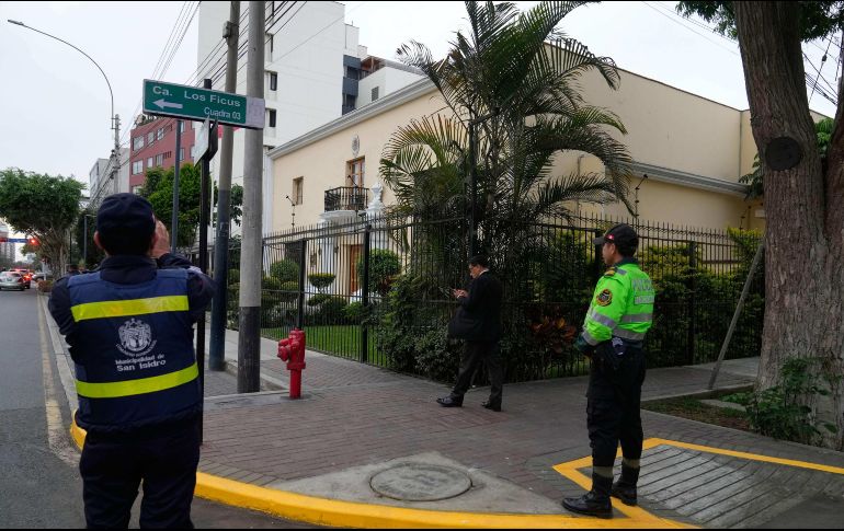 El gobierno de Perú ha reiterado que respetarán la inmunidad diplomática de la embajada mexicana, pero no da el salvoconducto permita a Betssy Chávez abandonar el país legalmente. AP/M. Mejía