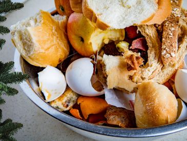 El desperdicio durante Navidad es un "grave problema", ya que se necesitan "muchos recursos y superficie de tierra" para producir tanta comida, de la que estimó que cerca del 40% acaba en la basura. ESPECIAL / CANVA