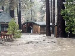 Las fuertes lluvias causaron inundaciones repentinas en el sur de California durante una de las peores tormentas navideñas en ese Estado de EU. X / @SBCOUNTYFIRE