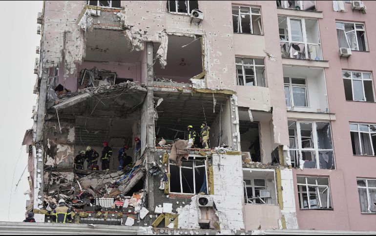Rescatistas trabajan en un edificio dañado por un ataque ruso en Kiev, Ucrania. AP/E. Lukatsky