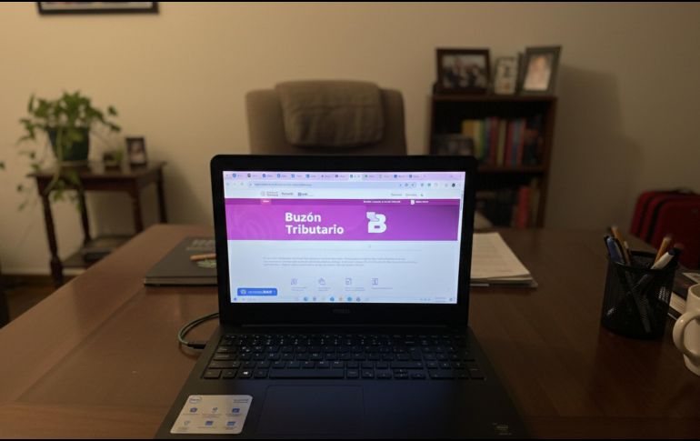 Si estrenaste celular nuevo con un número diferente, cambiaste de correo electrónico, o simplemente no has revisado tu situación fiscal en meses, este es el momento de actuar para evitar sorpresas desagradables en tu bolsillo de cara al Año Nuevo. ESPECIAL / O. F. López y GEMINI