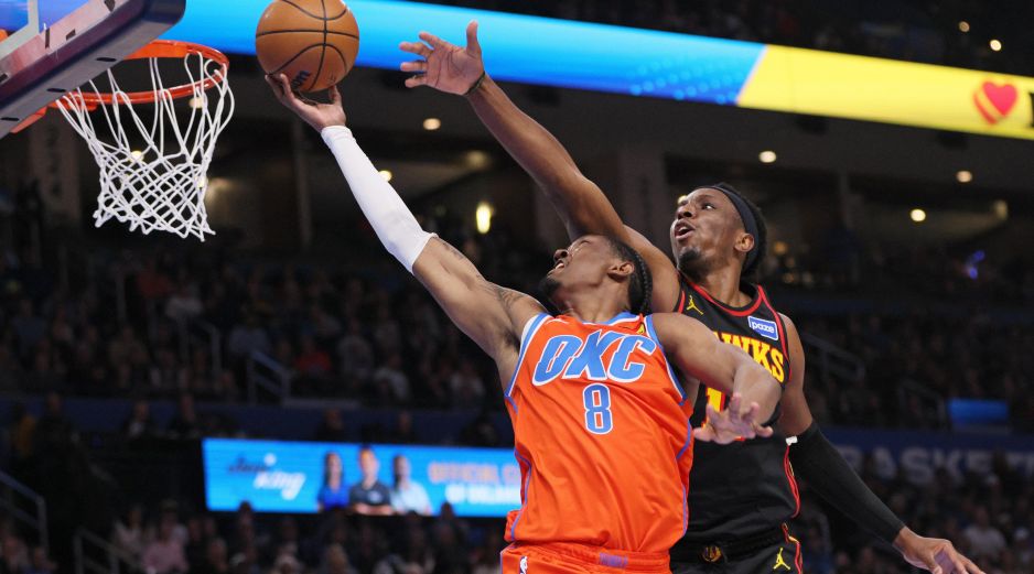 El base del Thunder de Oklahoma City, Jalen Williams, salta para encestar frente al alero de los Hawks de Atlanta, Onyeka Okongwu. AP