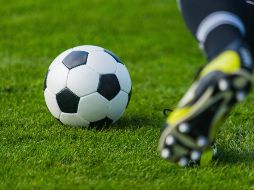 Para Gianni Infantino, las reglas deben evolucionar para reducir al mínimo las interrupciones durante los partidos. ESPECIAL / CANVA