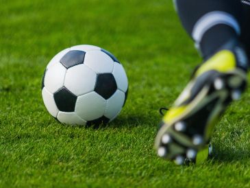 Para Gianni Infantino, las reglas deben evolucionar para reducir al mínimo las interrupciones durante los partidos. ESPECIAL / CANVA