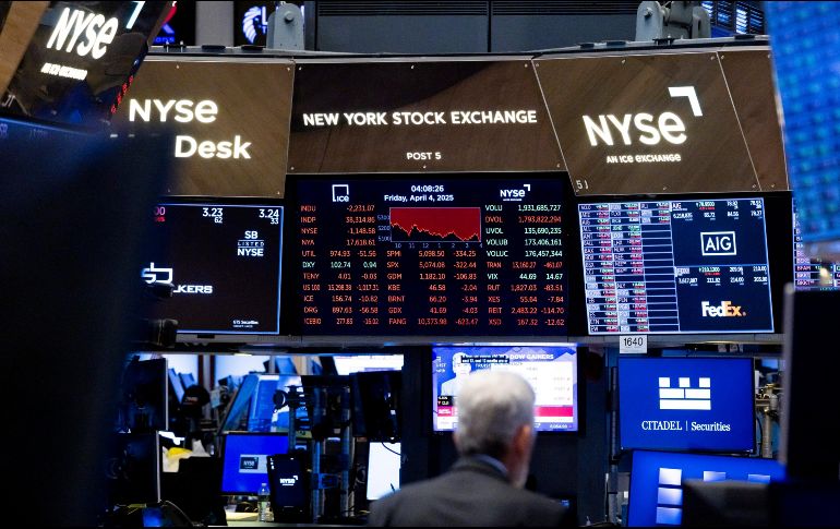 Al cierre de la bolsa, el Dow Jones avanzó hasta los 49.590 puntos y el selectivo S&P 500 repuntó un 0.16 %, hasta los 6.977; mientras que el tecnológico Nasdaq aumentó un 0.26 %, hasta 23.733 unidades. EFE / ARCHIVO