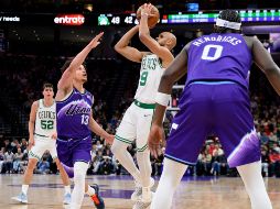 En el juego de esta noche Derrick White anotó 13 de sus 27 puntos en el último cuarto y añadió un récord personal de siete tapas en una actuación única. AP