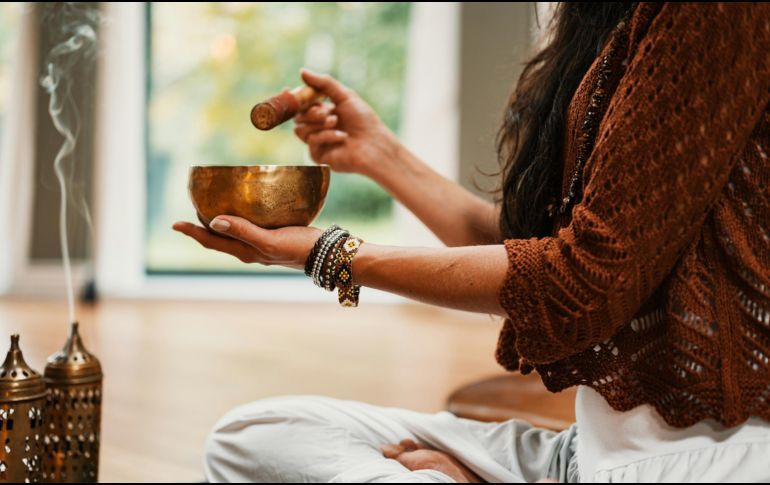 El humo y el fuego representan la liberación de preocupaciones, cargas emocionales y energías negativas del año que termina. Unsplash