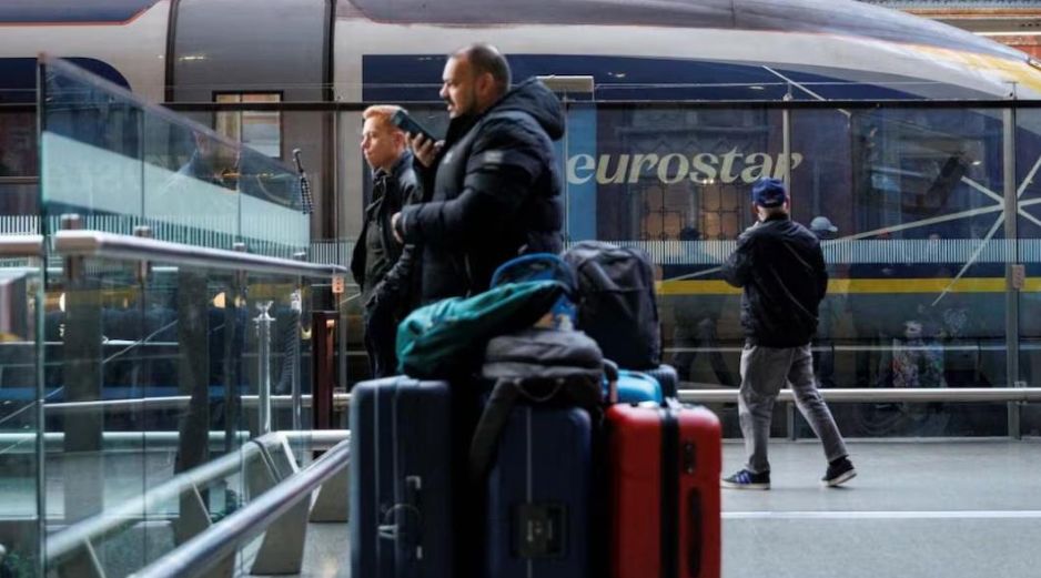 Eurostar, que opera trenes de pasajeros a través del túnel, advirtió sobre más posibles demoras y cancelaciones debido a los 