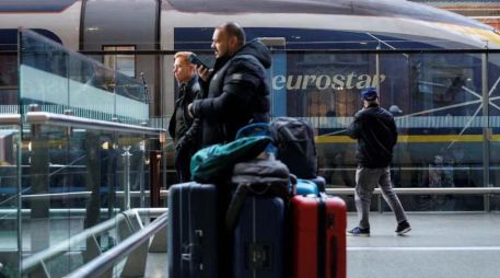Eurostar, que opera trenes de pasajeros a través del túnel, advirtió sobre más posibles demoras y cancelaciones debido a los 