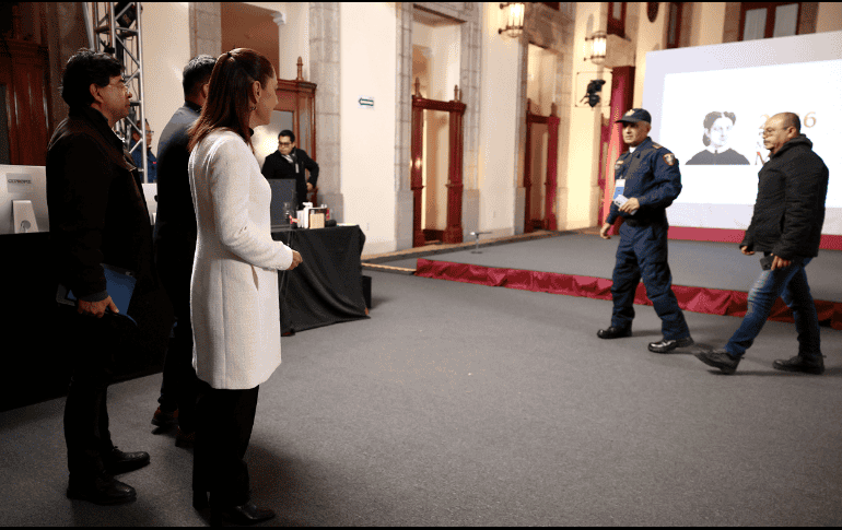 Por el movimiento telúrico, la conferencia presidencial fue interrumpida durante unos minutos. EFE/J. Méndez