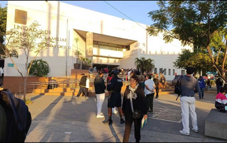 En redes sociales se supo de varios edificios que, ante las alertas, decidieron evacuar momentáneamente, como la Clínica 53 en Zapopan. ESPECIAL