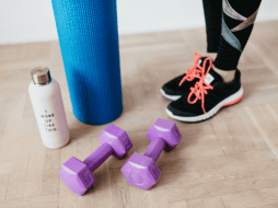 Una de las razones por las que los propósitos de Año Nuevo siguen siendo tan populares es su dimensión social. ESPECIAL/Canva