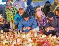 Vecinos y turistas presentes en Crans-Montana montaron una ofrenda en memoria de los afectados por el incendio del bar Le Constellation. EFE