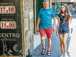 Personas caminan frente a una casa de cambio en la ciudad, mientras se observan operaciones de remesas. EL INFORMADOR/ A. Navarro