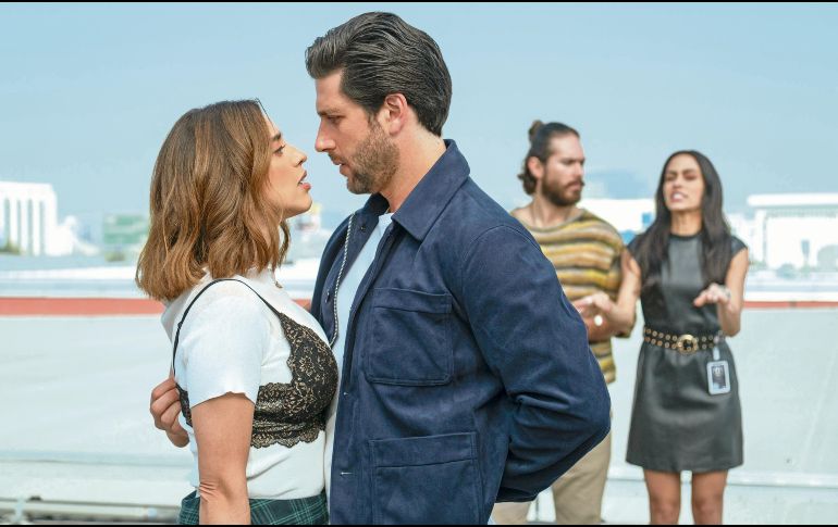 Ana González Bello y Diego Klein protagonizan “Amor de oficina”, una comedia romántica que cruza el deseo y la ambición en el entorno laboral. CORTESÍA