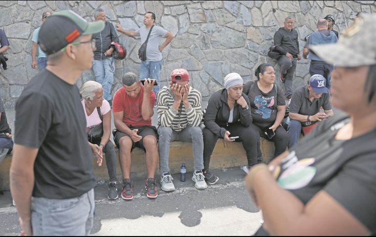 Algunos caraqueños salieron a las calles a buscar más información de los ocurrido durante la madrugada de ayer. EFE
