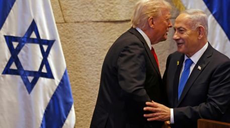Fotografía del presidente de Estados Unidos, Donald Trump (I) y el primer ministro de Israel, Benjamín Netanyahu (D). EFE/EPA/J. Marey