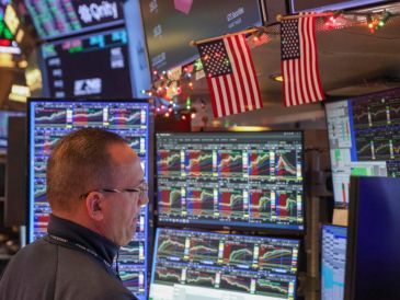 Al toque de campana, el Dow Jones subió un 1.23 % o 594 puntos, hasta 48.977; el S&P 500 avanzó un 0.64 %, hasta 6.845 unidades, y el tecnológico Nasdaq progresó un 0.69 %, hasta 23.395 enteros. EFE / S. Yenesel