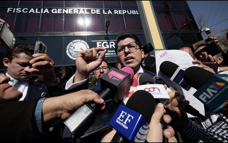 El abogado de la firma Vega Mac Gregor Arellano, Adrián Arellano, habla con periodistas frente a la Fiscalía General de la República este lunes, en Ciudad de México. EFE/J. Méndez