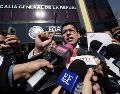 El abogado de la firma Vega Mac Gregor Arellano, Adrián Arellano, habla con periodistas frente a la Fiscalía General de la República este lunes, en Ciudad de México. EFE/J. Méndez