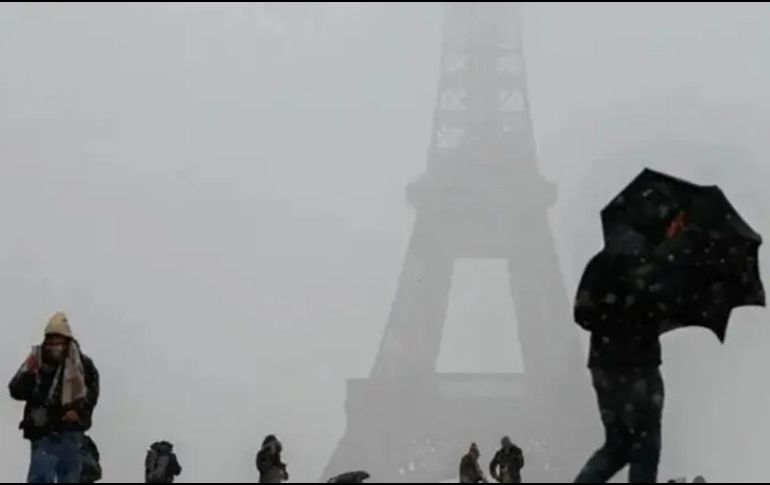 París despertó este martes con un manto de nieve sobre sus famosos tejados y sitios emblemáticos. EFE / ARCHIVO
