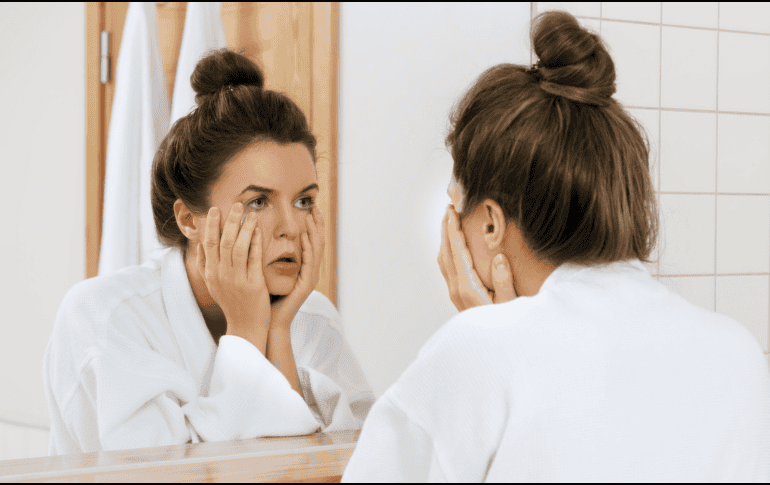 Estos problemas de descanso, a su vez, pueden intensificar otros síntomas como el cansancio y los cambios emocionales. CANVA