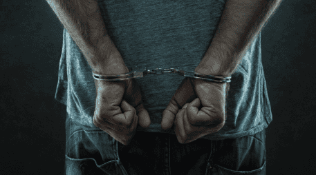 Al no poder comprobar la legal posesión de los objetos religiosos, los tres hombres, de 48, 38 y 20 años de edad, fueron detenidos. ESPECIAL