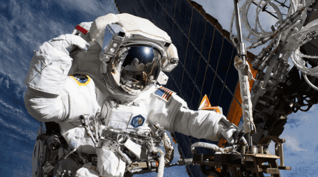 Los astronautas de la NASA Mike Fincke y Zena Cardman saldrán de la esclusa Quest de la estación. NASA