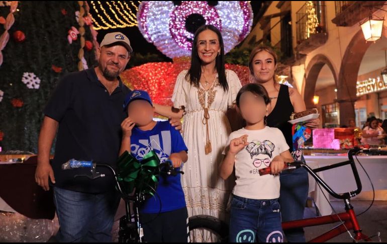 Laura Imelda Pérez Segura, recorrió la explanada, interactuando con las familias y expresando buenos deseos, destacó la relevancia de mantener vivas las tradiciones para fortalecer el tejido social del municipio. CORTESÍA