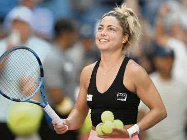 La tenista mexicana hilvana dos triunfos consecutivos, uno en singles y otro en dobles, en el torneo. AFP/A. Weiss