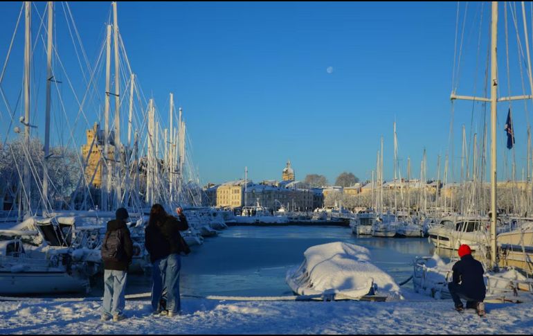 El servicio meteorológico nacional de Francia, Meteo France, indicó que grandes partes del norte y oeste de Francia, incluida la región de París, estaban en alerta por nieve y hielo negro. AFP/ ARCHIVO