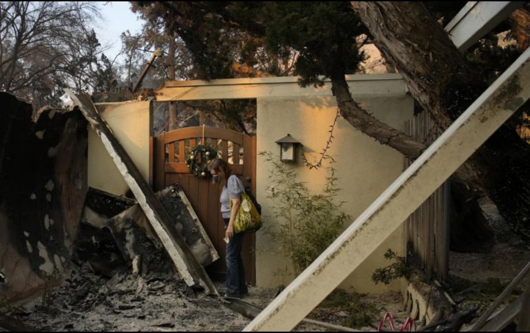 Las llamas estallaron la mañana del 7 de enero en Pacific Palisades, un vecindario exclusivo al este de Malibú. EFE / ARCHIVO
