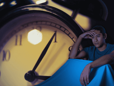 El "jet lag social" ocurre cuando el horario de sueño cambia drásticamente entre los días laborales y los fines de semana. ESPECIAL / CANVA