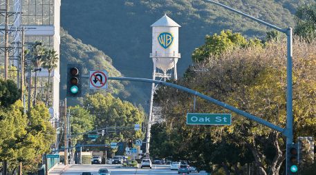 La torre de agua de Warner Bros. en sus estudios de Hollywood, en el contexto de la oferta en efectivo presentada por Paramount el 8 de diciembre para adquirir Warner Bros. Discovery, en competencia con el acuerdo de Netflix. AFP