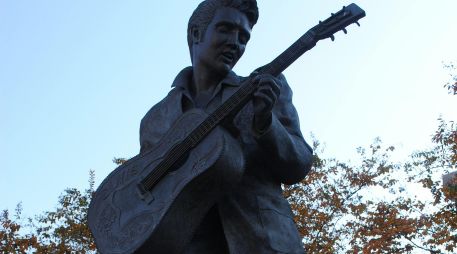 Elvis Presley es recordado por éxitos musicales como Burning Love y Can't Help Falling in Love. Unsplash