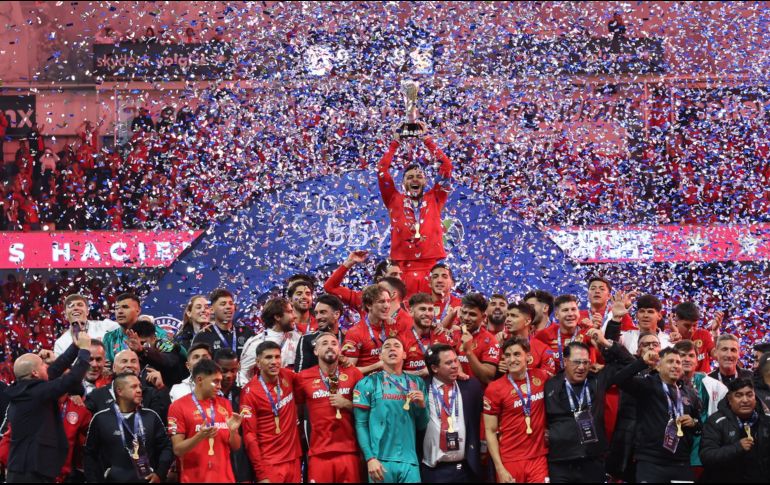 Alexis Vega, Capitán del Toluca, levantando el Campeonato/ Imago7 / Arturo Hernández