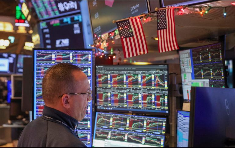 Al cierre de la sesión en el parqué neoyorquino, y coincidiendo con una comparecencia de prensa de Trump, el Dow Jones perdió unos 870 puntos, hasta 48.488. EFE / ARCHIVO