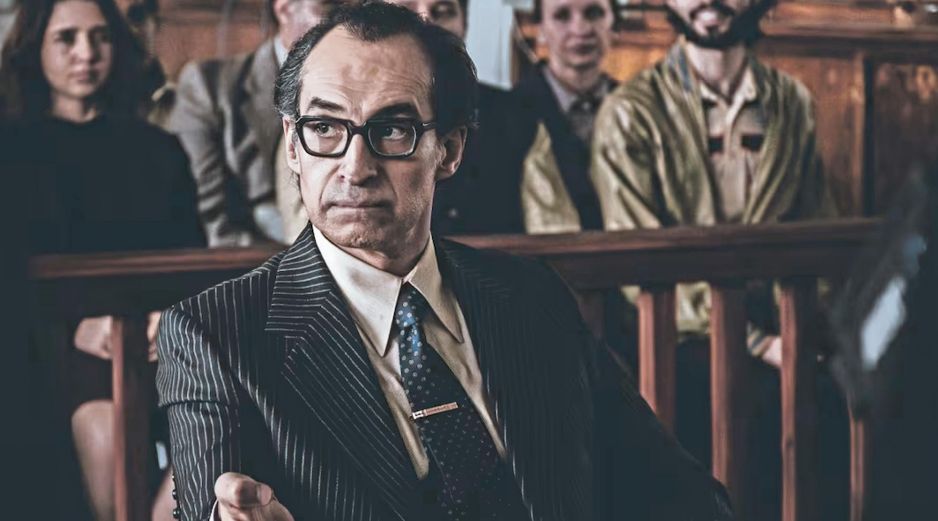 El actor Bruno Bichir, interpreta a un burócrata de la dictadura en la adaptación cinematográfica de “El beso de la mujer araña”. ESPECIAL