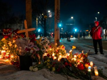 Fotografía que muestra un altar durante una vigilia en el lugar donde una mujer murió tras recibir disparos de agentes del Servicio de Inmigración y Control de Aduanas (ICE, en inglés) de Estados Unidos. EFE/ A. Colmenares