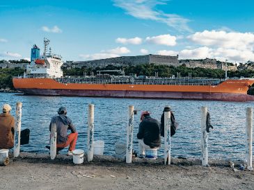 Congresistas republicanos encabezados por el legislador de Florida Carlos A. Giménez acusaron a México de financiar al gobierno cubano mediante el envío de petróleo y exigieron a Washington evaluar sanciones comerciales en el marco del T-MEC. AFP