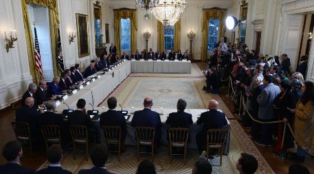 El presidente de Estados Unidos, Donald Trump, en reunión con ejecutivos de empresas petroleras y gasíferas en la Casa Blanca. EFE/J. Lo Scalzo