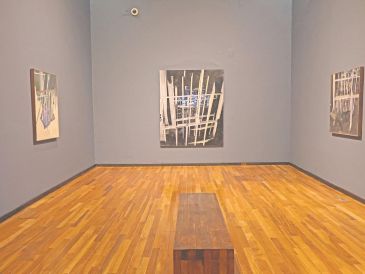 La pintura de Alicia Ayanegui explora la penumbra como un espacio de percepción donde los objetos cotidianos permanecen, incluso cuando la mirada se retira. CORTESÍA