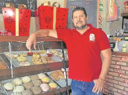 Carlos Alberto Gómez encabeza una empresa familiar que convirtió el bolillo y el pan tradicional en un sello artesanal. EL INFORMADOR/ J. Acosta
