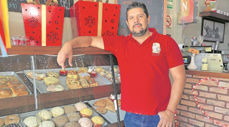 Carlos Alberto Gómez encabeza una empresa familiar que convirtió el bolillo y el pan tradicional en un sello artesanal. EL INFORMADOR/ J. Acosta